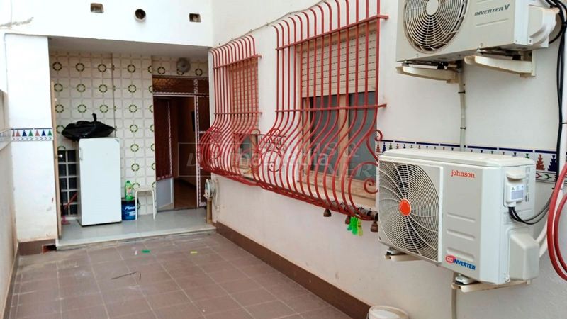 Foto bba1d179-2ba5-4217-8e4d-c2af7fa170ac. Alquiler local comercial en duque de tamames 19 local en alquiler en centro, 4 dormitorios. en Orihuela