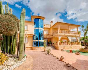 Chalet à Orihuela Ciudad. Villa en venta en orihuela, 7 dormitorios.