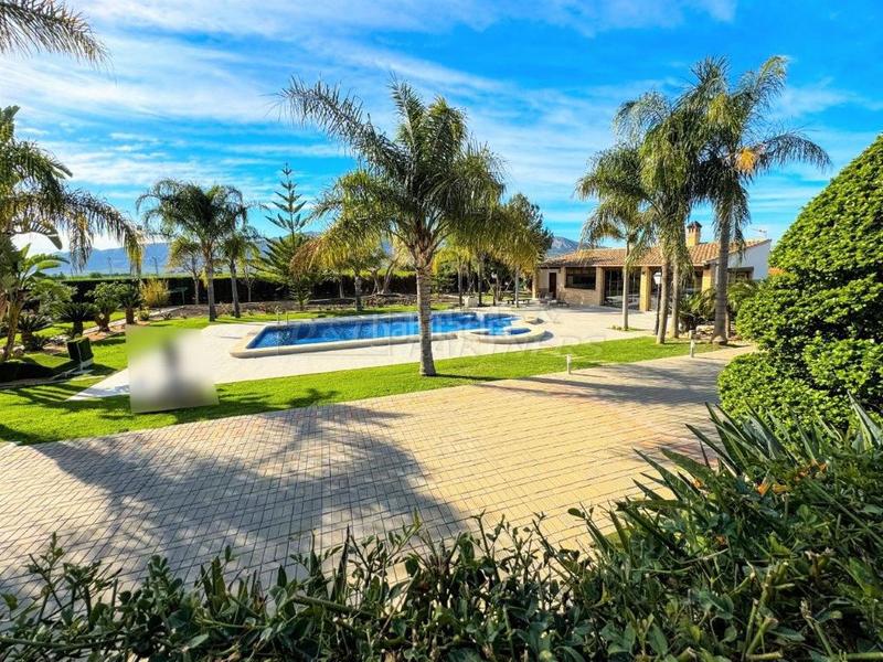 Foto 01215d6a-0aa6-4396-bf61-0f6f7286435f. Chalet villa en venta en centro, 5 dormitorios. en Orihuela