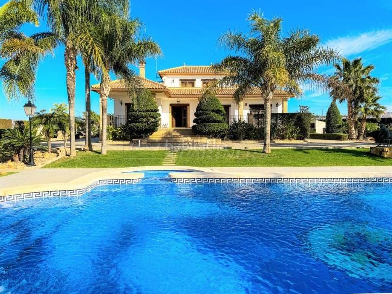 Foto 0525e50d-4476-4cab-acb5-94d9db526caf. Chalet villa en venta en centro, 5 dormitorios. en Orihuela