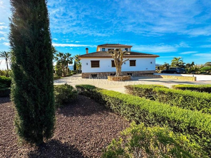 Foto 0ad9b135-c122-49f9-b042-de240edc1f0a. Chalet villa en venta en centro, 5 dormitorios. en Orihuela