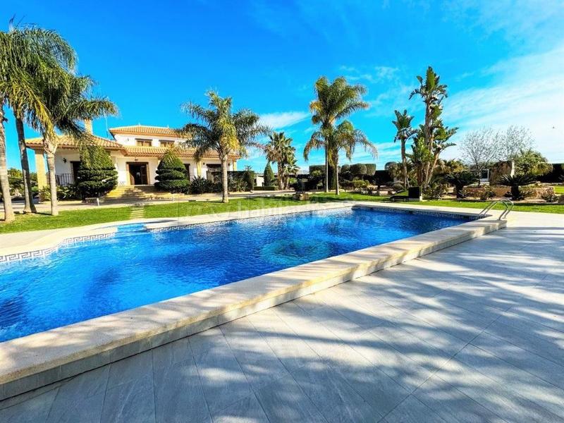 Foto 2ad016b2-5f51-4667-8f87-7d7bc2e1ef3f. Chalet villa en venta en centro, 5 dormitorios. en Orihuela