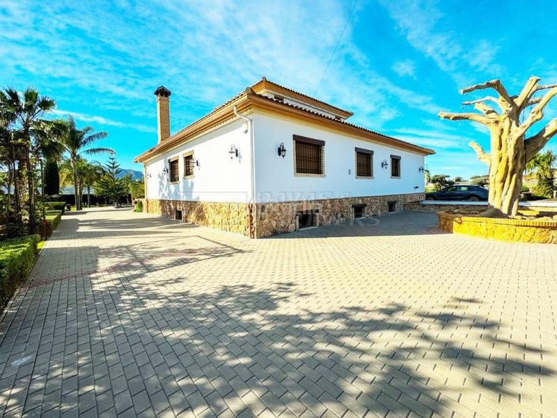 Foto 3e3f152c-5c83-4d7c-aee3-f169e160d140. Chalet villa en venta en centro, 5 dormitorios. en Orihuela