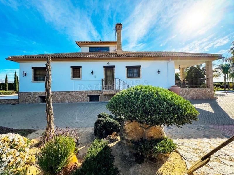 Foto 4dbaa948-439e-4217-a1b2-688d956d3a44. Chalet villa en venta en centro, 5 dormitorios. en Orihuela