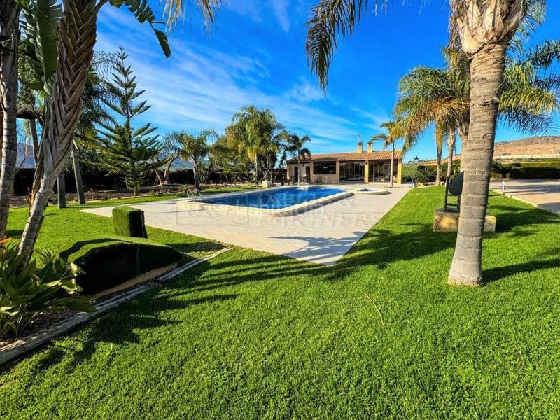 Foto 57e9d412-f40a-486e-b4d1-cf9c7f166aa6. Chalet villa en venta en centro, 5 dormitorios. en Orihuela