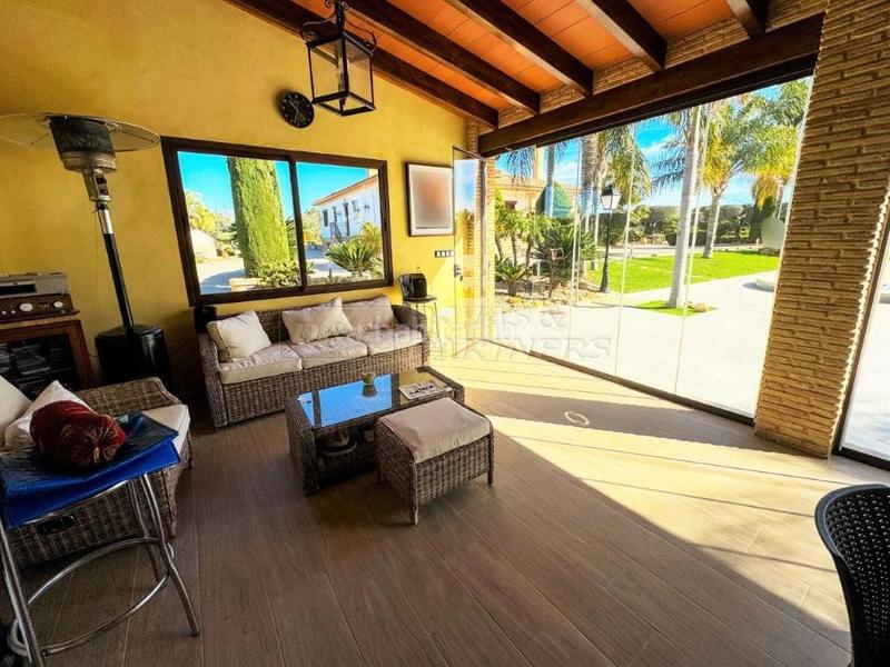 Foto 5bf50ebb-2973-47dd-bf40-d7c58d68625e. Chalet villa en venta en centro, 5 dormitorios. en Orihuela