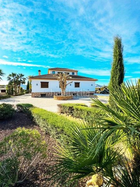 Foto 60281836-24a3-439a-8694-28dc5e6bfc37. Chalet villa en venta en centro, 5 dormitorios. en Orihuela