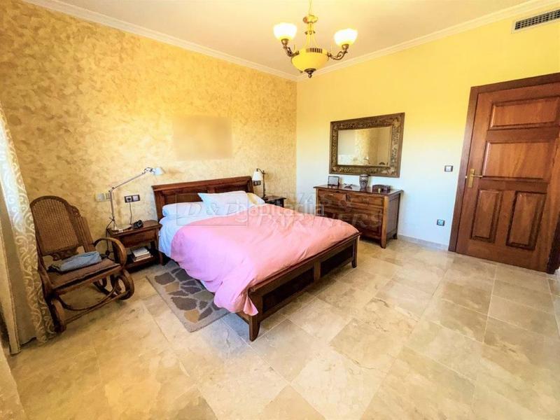 Foto 6636a683-b060-4d5d-bde3-6cbb0d440180. Chalet villa en venta en centro, 5 dormitorios. en Orihuela