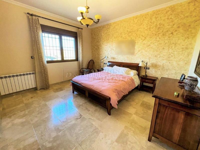 Foto 6893fb8d-78f7-4b47-bfd2-a3d35d5d70ab. Chalet villa en venta en centro, 5 dormitorios. en Orihuela