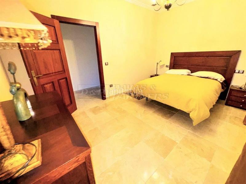 Foto a6a6cffd-eff0-42f6-b1c2-814bce1349b0. Chalet villa en venta en centro, 5 dormitorios. en Orihuela