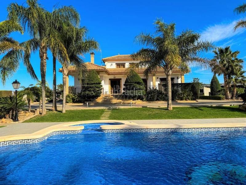 Foto ab3abf32-da16-4a46-a6f7-d97771254446. Chalet villa en venta en centro, 5 dormitorios. en Orihuela