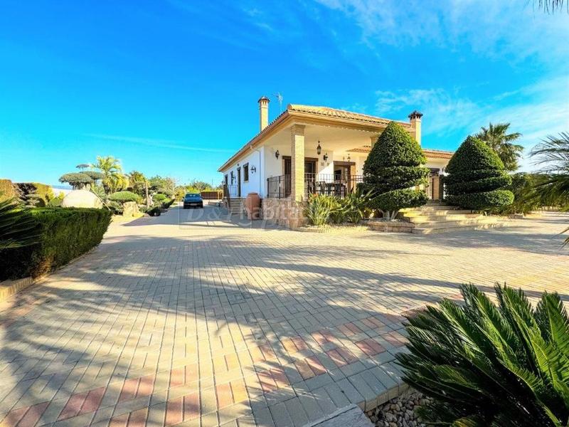 Foto bfb26ac9-d2eb-4bc2-99f3-c82ca3acde46. Chalet villa en venta en centro, 5 dormitorios. en Orihuela