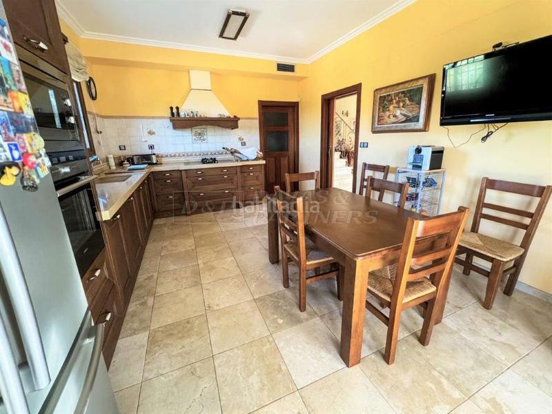 Foto ce8219ad-5809-41d1-8947-67cb080b6f4e. Chalet villa en venta en centro, 5 dormitorios. en Orihuela