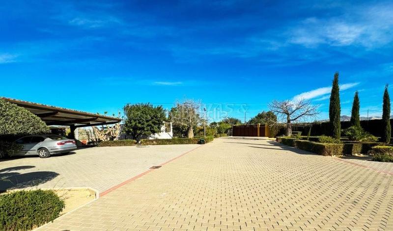 Foto db663bf9-82ea-43dc-9a68-714fa16a859b. Chalet villa en venta en centro, 5 dormitorios. en Orihuela