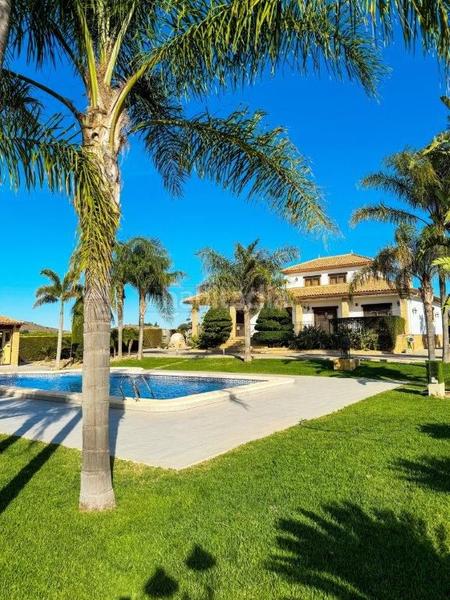 Foto f176b127-b3c8-44f1-8f62-56bb33d8eaeb. Chalet villa en venta en centro, 5 dormitorios. en Orihuela