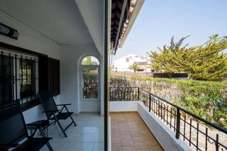 Xalet a La Zenia. Chalet en venta en playa flamenca, 3 dormitorios.