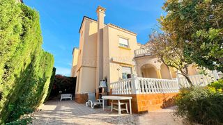 Maison jumelée à Báltico 8. Adosado en venta en lomas de cabo roig, 4 dormitorios.