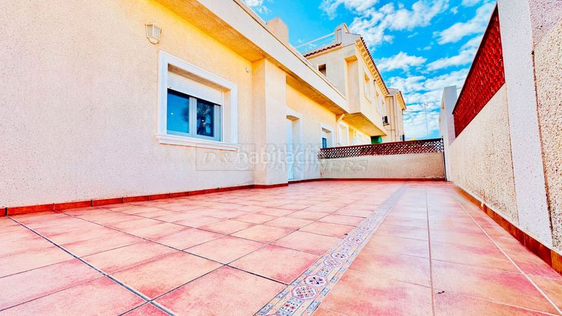 Foto f7cf27fb-2401-4c4e-8781-b1f7288ceb52. Casa adossada a Zona los Frutales Torrevieja