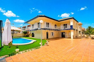 Chalet en Las palmeras 20. Villa en venta en la zenia, 5 dormitorios.