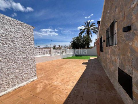 Foto 2ce625ce-b3e8-4c31-a8d8-fb4ae1d030f3. Casa adossada amb calefacció aparcament a Zona los Frutales Torrevieja