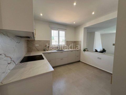Foto efbf0f1b-a7fe-40a3-ad25-fd6c9bb474ad. Casa adossada amb calefacció aparcament a Zona los Frutales Torrevieja