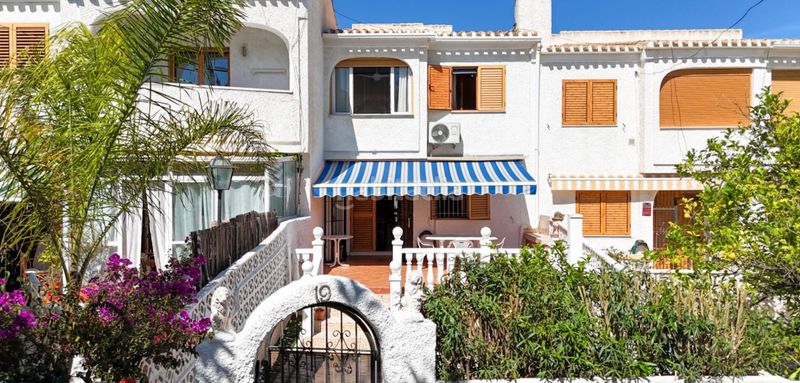 Foto 4d1ff1b2-83a6-46b2-a056-8b487045bbd9. Casa adossada a Playa Flamenca Orihuela