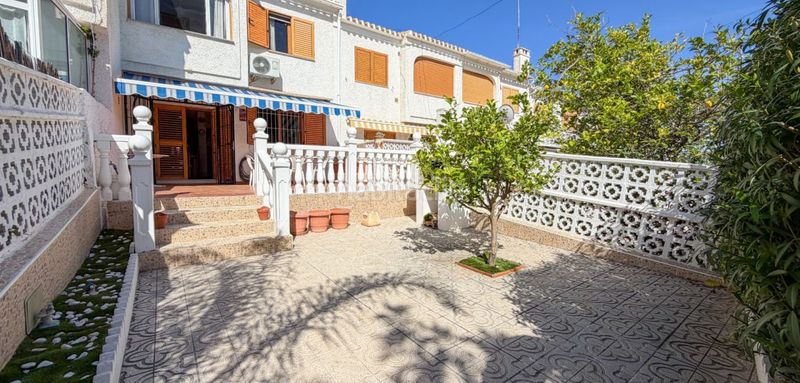 Foto ae5c28f2-ff27-425b-9a02-5311fe156d22. Casa adossada a Playa Flamenca Orihuela