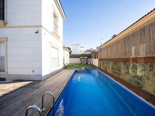 Xalet a Los Arenales del Sol. Villa en venta en playa  arenales del sol, 4 dormitorios.