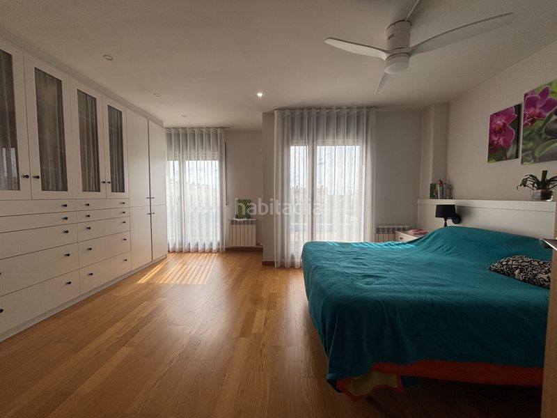 Foto d1d10ec1-1e23-4e78-8b79-51b415304943. Casa adossada amb calefacció aparcament piscina a Lleida