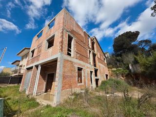 Chalet en Sant Fost de Campsentelles. Chalet medio edificado en el centro de sant fost de campcentelle