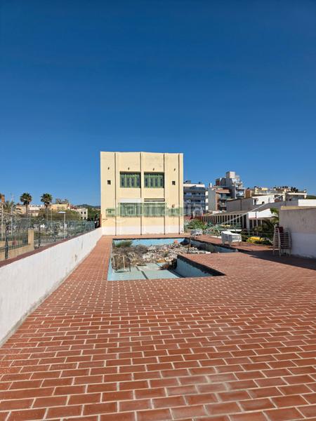 Foto 594a7324-fd1c-45cc-8243-e925d0695a43. Gebäude mit pool in Centre Badalona