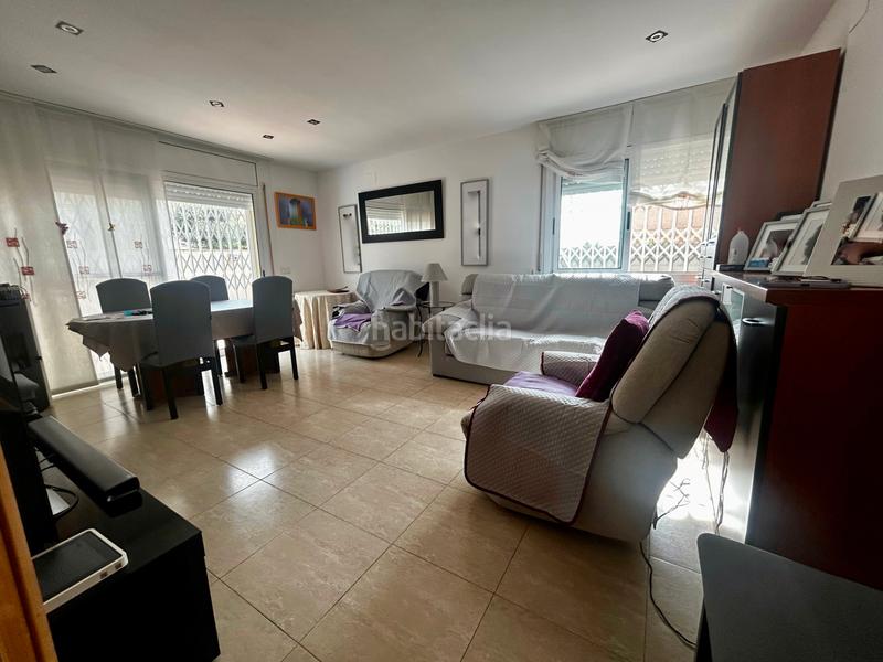 Foto f5ff7f7d-3446-41fd-b7f7-4dbc071f9982. Casa aparellada amb aparcament a Valls