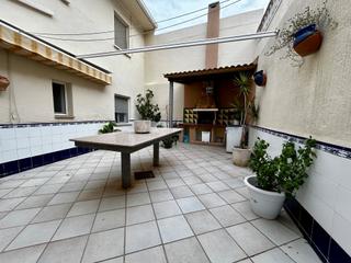 Casa aparellada  Carrer de l'ermita. Preciosa casa de una unica planta en zona muy familiar y tranqui