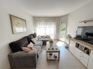 Pis  Carrer anselm clav�. �fant�stico piso luminoso de 87m� con balc�n y patio interior!