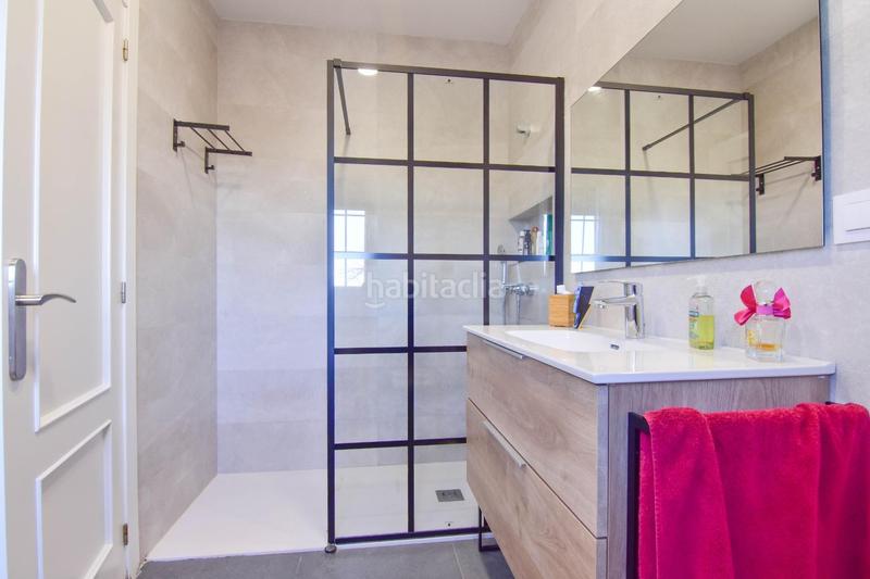 Foto 0a15dfb7-6afc-492c-95d9-87750d0a3a36. Casa adosada brillante adosado en Picanya