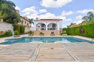 Chalet  Urbanizacion pla de les clotxes. A 35 minutos de valencia el chalet que rompe el mercado