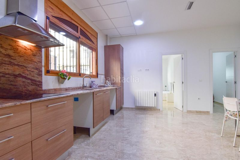 Foto fb1adbfa-f30b-49f8-b384-610097484f5e. Planta baixa amb aparcament a Benetússer