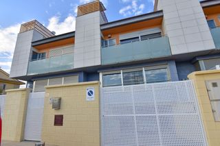 Casa a schiera  Calle silla. Moderna y seminueva casa en paiporta en zona tranquila, sin finc