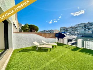 Casa adossada  Carrer port empordà. Casa reformada con amarre de 15,50x5m