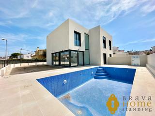 Casa a Carrer requesens 75. Casa de nueva promoción cerca del centro y de la playa de empuri