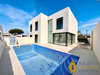 Casa  Carrer tretze. Casa de nueva promoción cerca del centro y de la playa de empuri