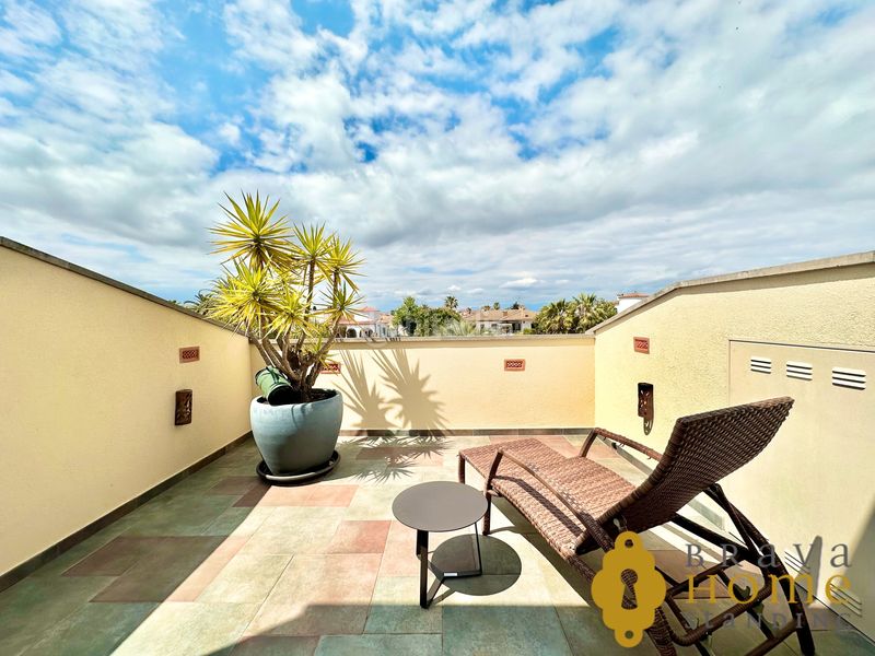 Foto 52aa7631-2b26-48e2-a2e0-56573b6db1a9. Casa amb calefacció aparcament piscina a Segre - Ebre - Ter Empuriabrava