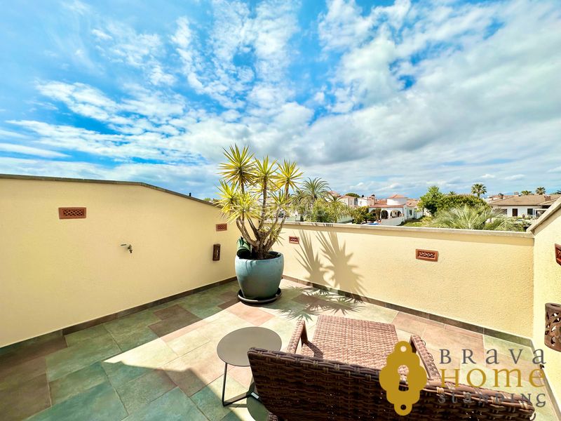 Foto 7588c925-7c30-49ba-b865-18ecad9729e9. Casa amb calefacció aparcament piscina a Segre - Ebre - Ter Empuriabrava