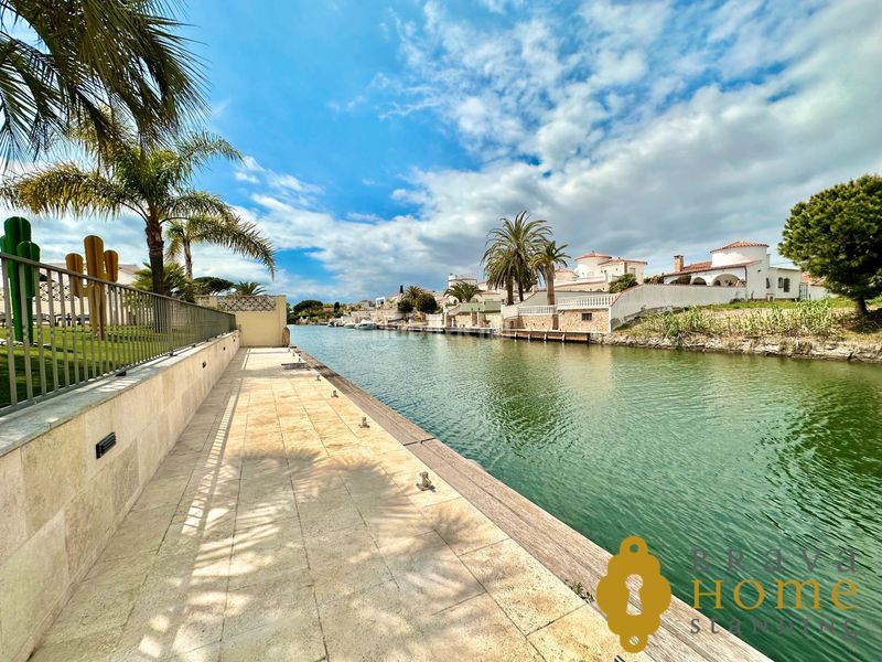 Foto 7b5e17eb-5fae-478b-8b3f-e7f71f5dcb61. Casa amb calefacció aparcament piscina a Segre - Ebre - Ter Empuriabrava