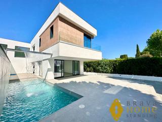 Casa a Requesens. Casa de nueva construcción en una ubicación céntrica de empuriab