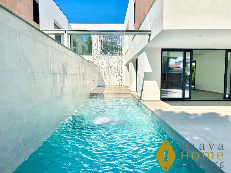 Foto 153a62ef-9948-4d1e-a762-bec612933793. Casa con riscaldamento parcheggio piscina in Requesens Empuriabrava