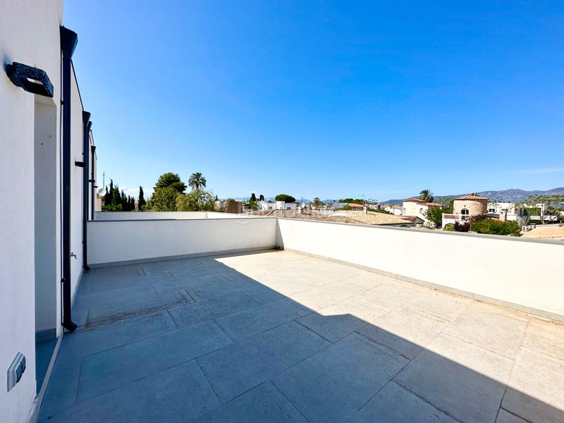 Foto a6e5d2a5-f256-46a2-b637-79c8c9ea3757. Casa amb calefacció aparcament piscina a Requesens Empuriabrava