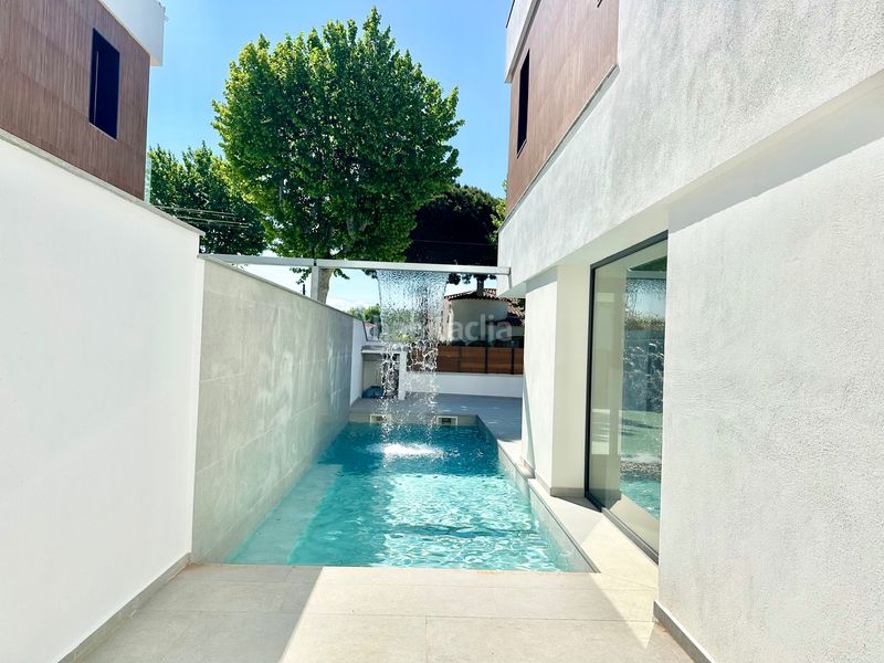 Foto e09fc268-9d32-4a03-b32d-77eafd85d86a. Casa amb calefacció aparcament piscina a Requesens Empuriabrava