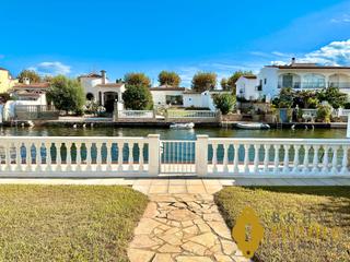 Casa  Carrer segre. Bonita casa al canal ancho con amarre de 12,50m2 en venta en emp