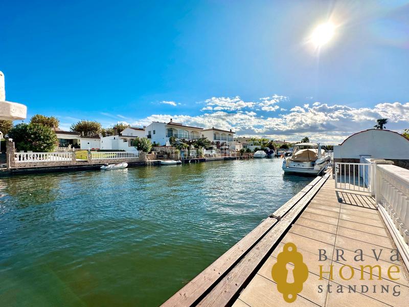 Foto 0ee858bd-ed3e-4986-8984-263ce296a556. Casa bonita casa al canal ancho con amarre de 12,50m2 en venta en Empuriabrava
